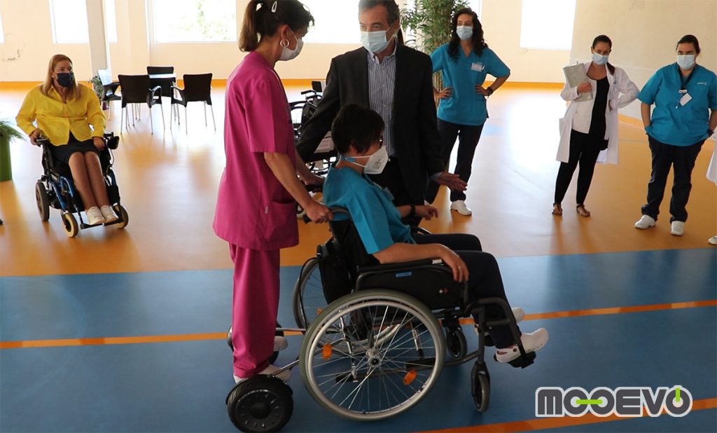 Electric wheelchair transfers in airports and train stations